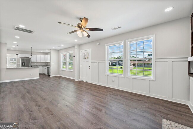 Building Photo - 261 Lagrange St