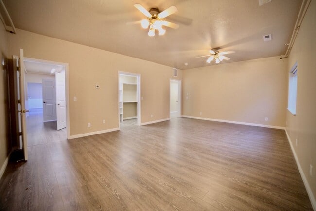 Building Photo - N105 - *utilities included* Large 1 bedroom apartment