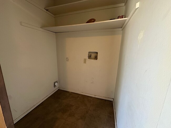 Building Photo - Introducing a charming 3-bedroom, 1.5 bath...