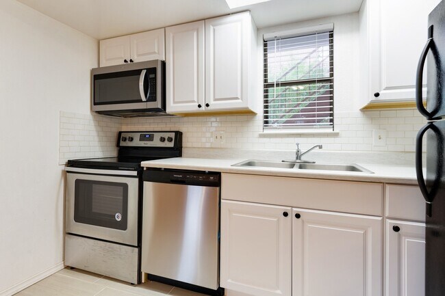 Building Photo - UT PRE-LEASE: 2 BR / 2 BA West Campus Cond...