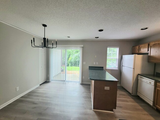 Building Photo - Townhome in University Area; Master on Main!