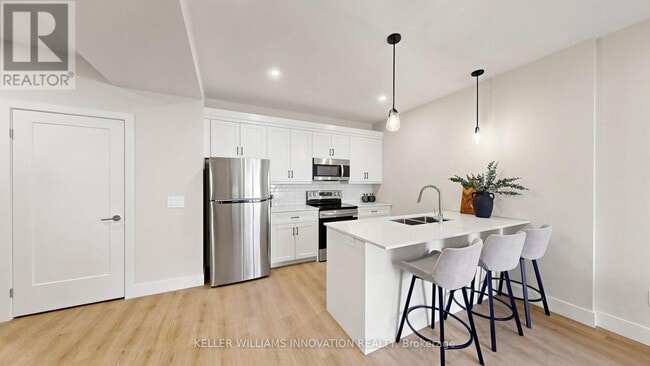 Building Photo - 935 Twamley St W