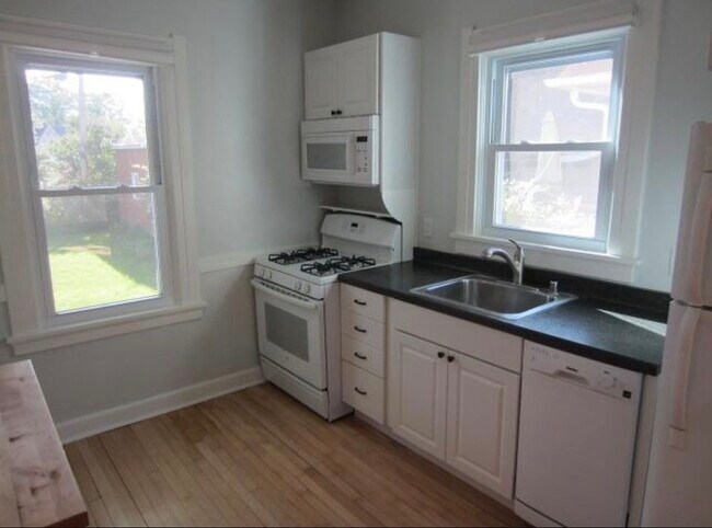 Building Photo - 521 Maple Ave