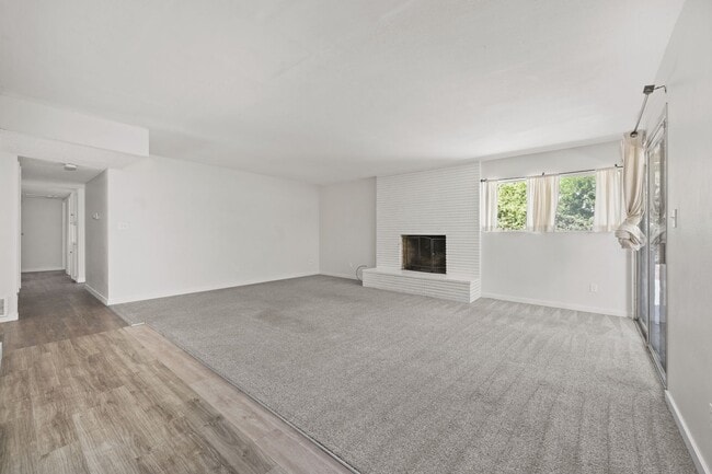 Building Photo - Private pool oasis!