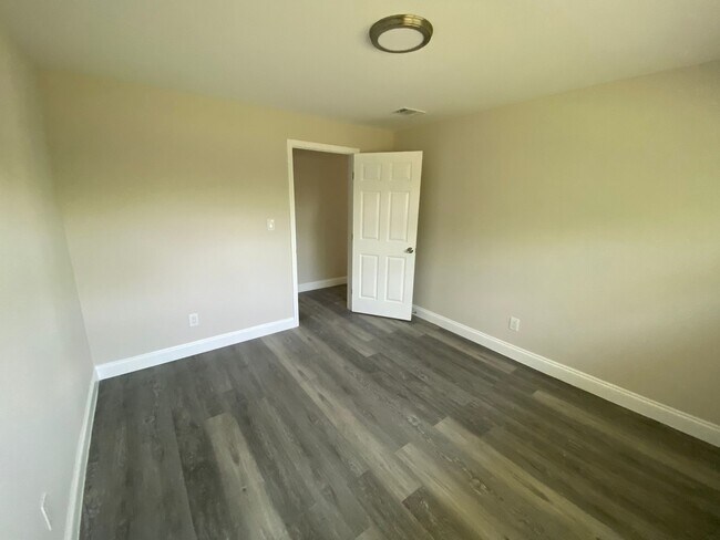 Foto del edificio - 2329 Bayview Ave