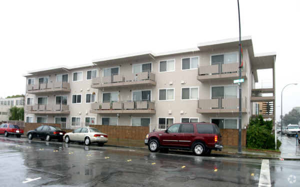 Building Photo - Bradford Apartments