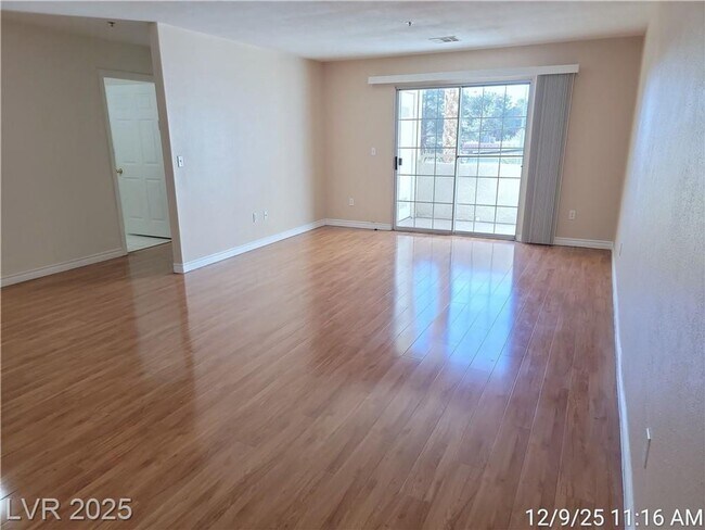 Foto del edificio - Inviting Green Valley Condo with Dual Balconies & Great Community Amenities!
