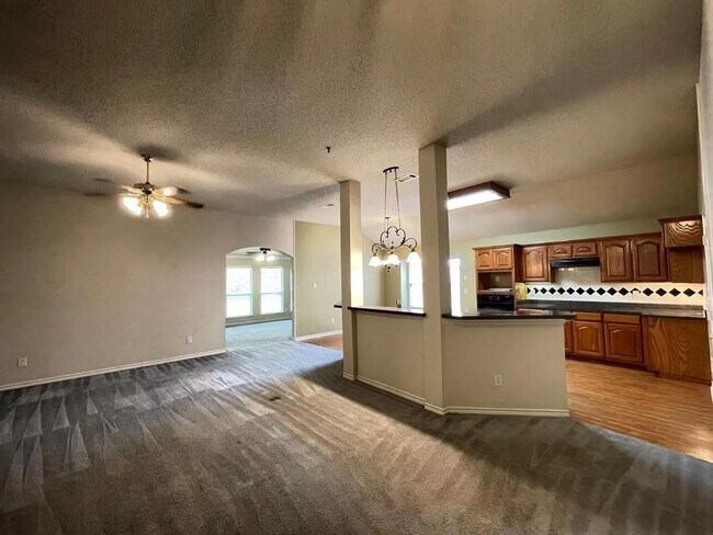 Foto del edificio - 808 Oak Hollow Ln