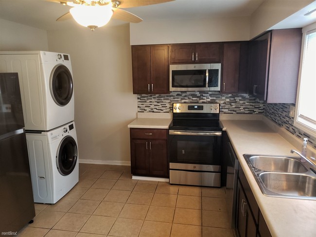 Building Photo - 2 br, 1.5 bath Condo - 845 Richard St Unit D