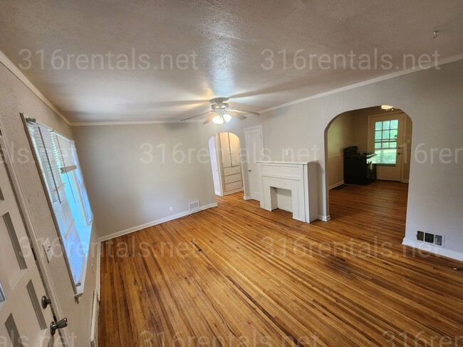 Building Photo - $975- 3 bedroom / 1 bathroom - Single Fami...