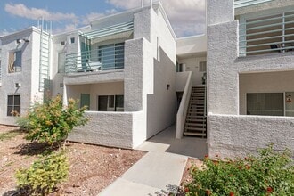 Building Photo - 7100 W Pirates Cove Rd