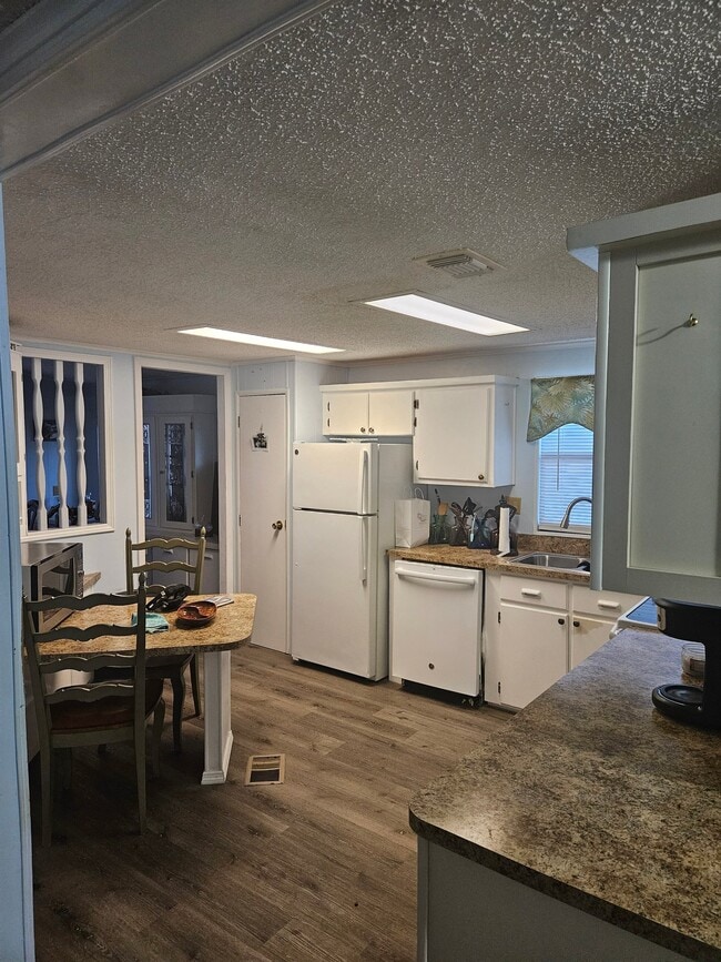 Foto del edificio - 3908 Lemonwood Dr N