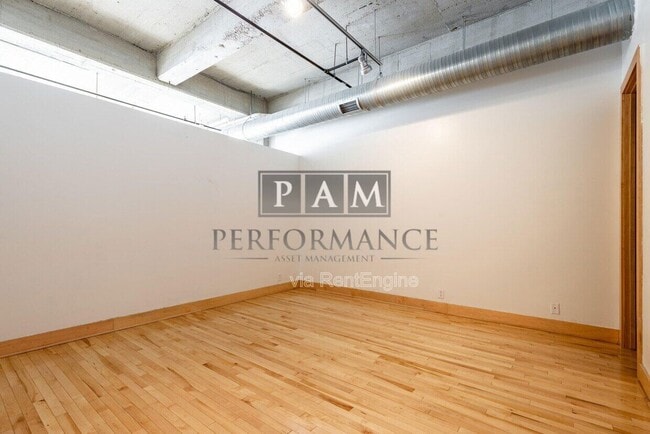 Building Photo - 239 E Chicago St