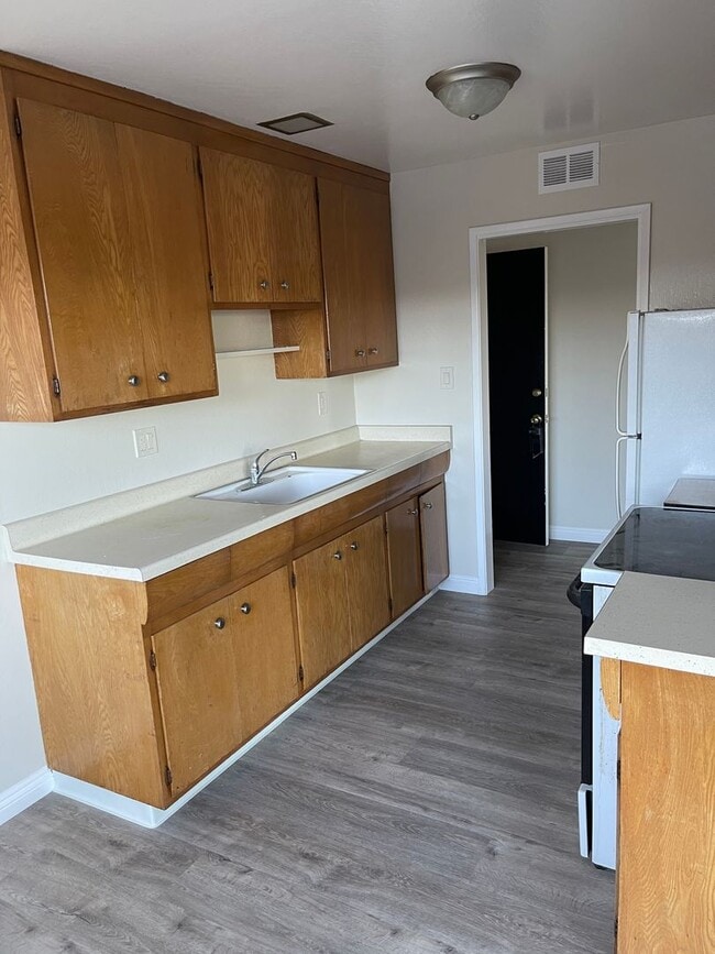 Foto del edificio - 3600 Crestmoor Dr