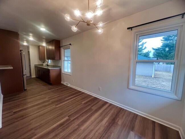 Building Photo - 3 Bedroom Home for Rent in Clinton, IA