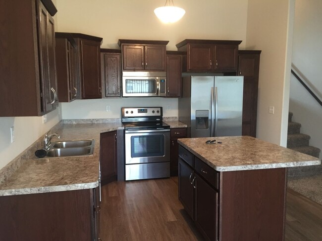 Building Photo - 3 Bed 3 Bath Twin Home
