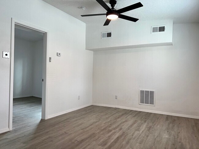 Sala de estar - 1702 Agua Fria St