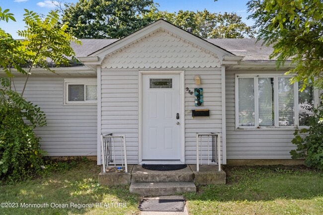Building Photo - 988 Woodgate Ave