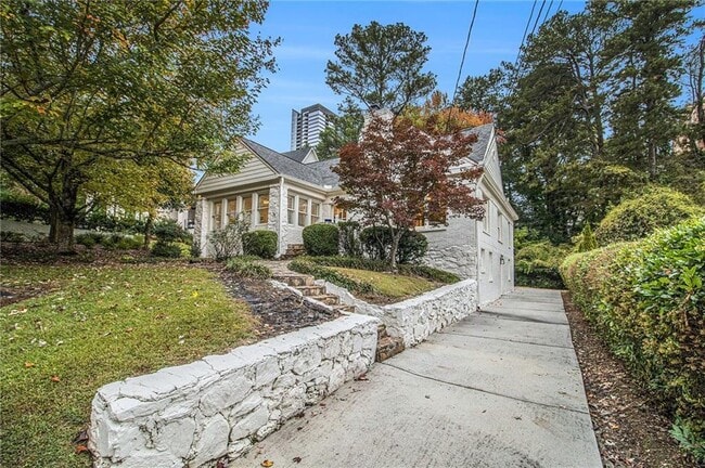 Foto del edificio - 942 Eulalia Rd NE