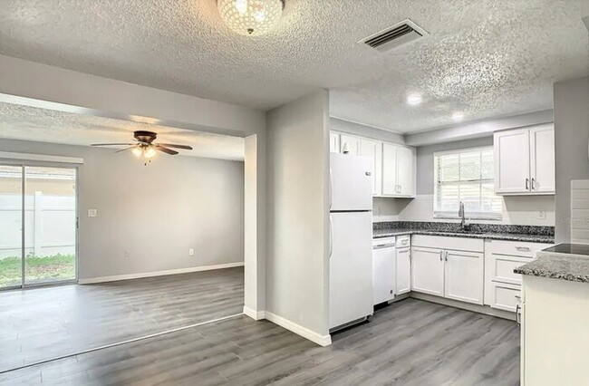 Foto del edificio - NEWLY RENOVATED Home For Rent in Tampa!