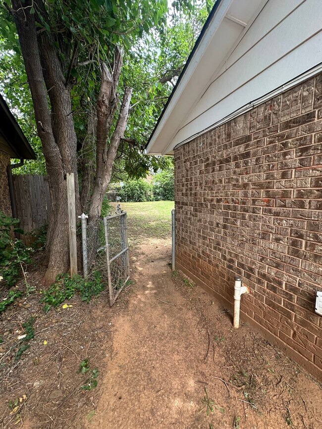 Foto del edificio - Spacious 4 bed, 1.5 bath