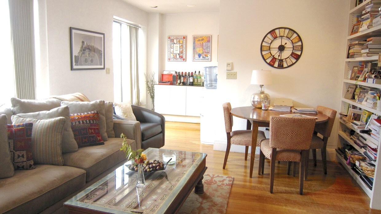 Living Room - 985 Memorial Dr