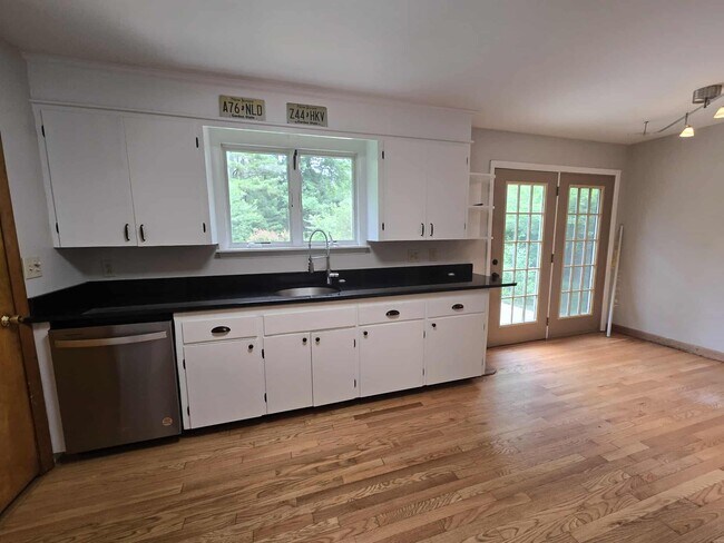 Foto del edificio - 10 Richards Dr