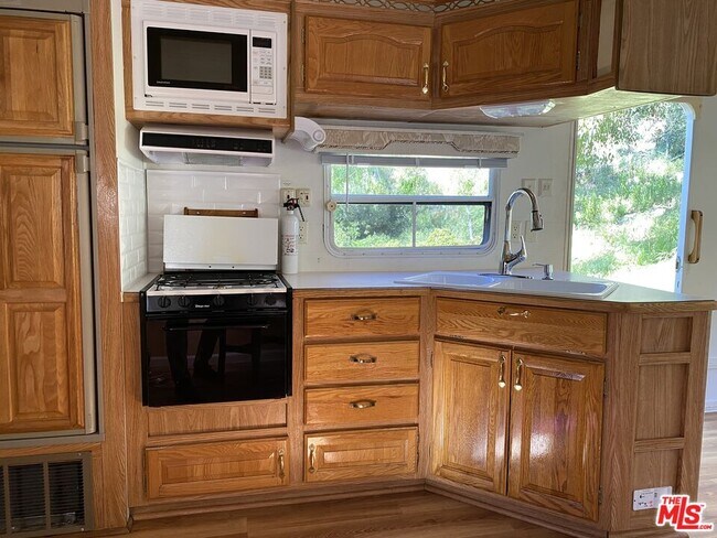 Foto del edificio - 2442 Old Topanga Canyon Rd