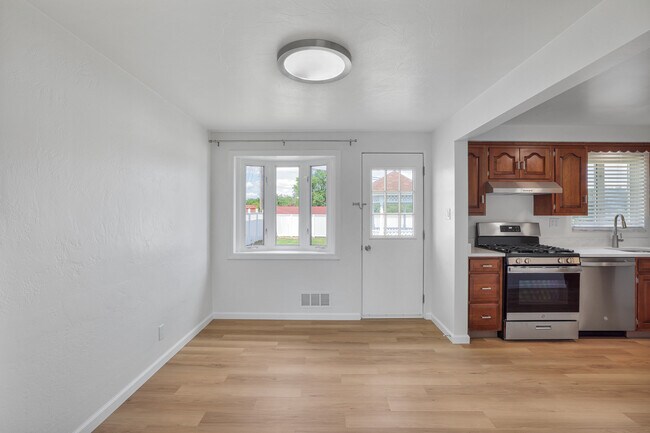 Comedor - 1755 Elderslee Rd