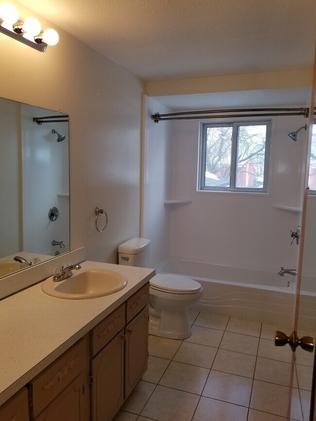 Full Bathroom - 3822 Innisfree Rd