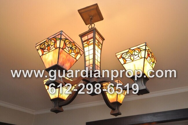 Foto del edificio - Main Floor Condo Available June 1st in Merriam Park, Original Woodwork & Built-ins, Sunroom, In U...