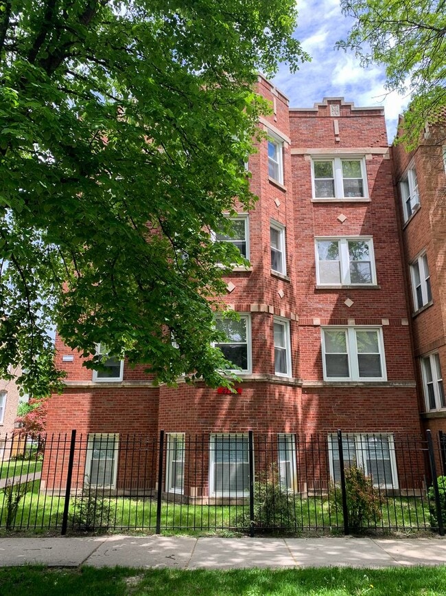 Building Photo - Albany Park - 2 Bed / 1 Bath - Laundry In-Unit w/ Central Heat