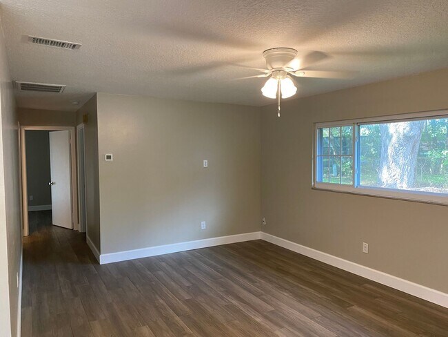 Building Photo - Newly Remodeled 2 Bedroom/2 Bathroom Duplex With 1 Car garage!!!!