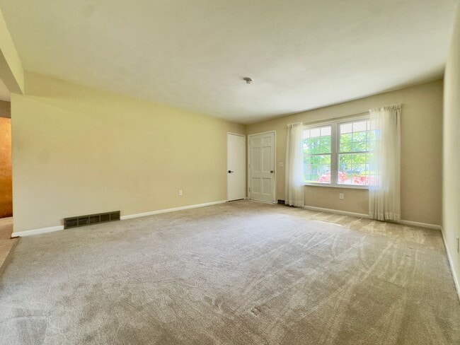 Building Photo - 5247 Silvertown Dr