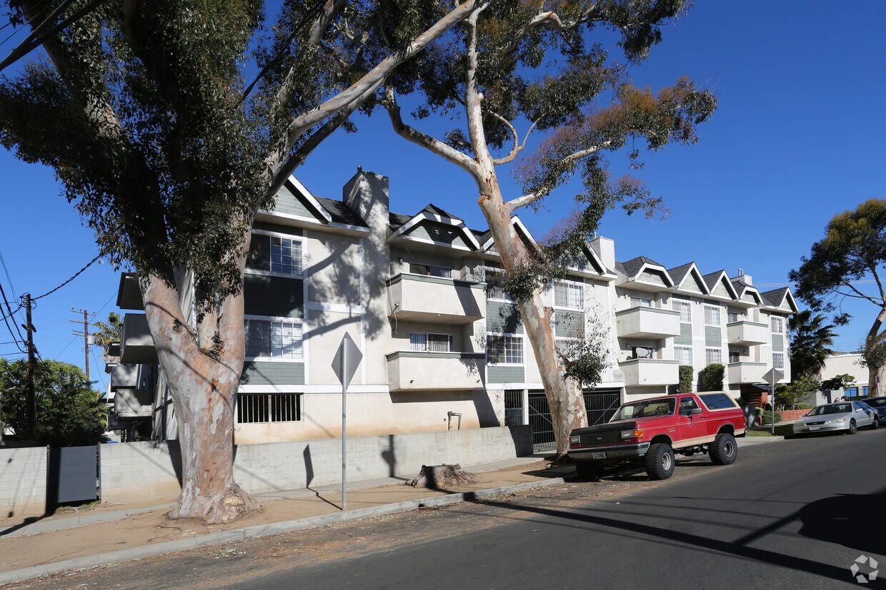 Building Photo - 10201 Woodbine St