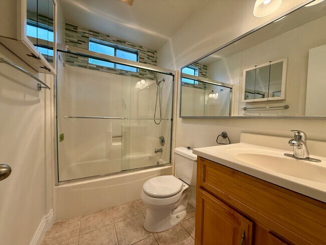 Foto del edificio - Location! Location! 1 Bedroom Condo in Mis...