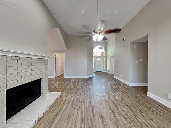 Building Photo - 12512 Summer Hill Dr