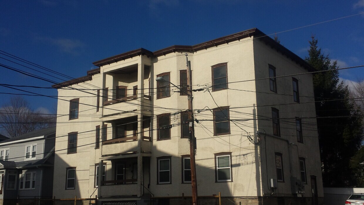25 Roberts St Unit 3, Woonsocket, RI 02895 Apartments in Woonsocket