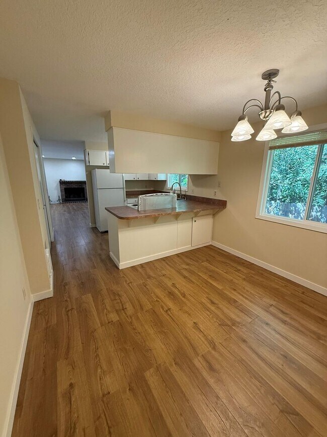 Building Photo - SW Portland 2 BD Home with Garage & Outdoor Space
