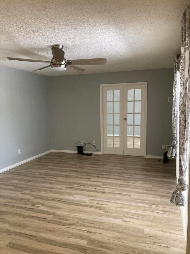Building Photo - 303 SE Castle Ct