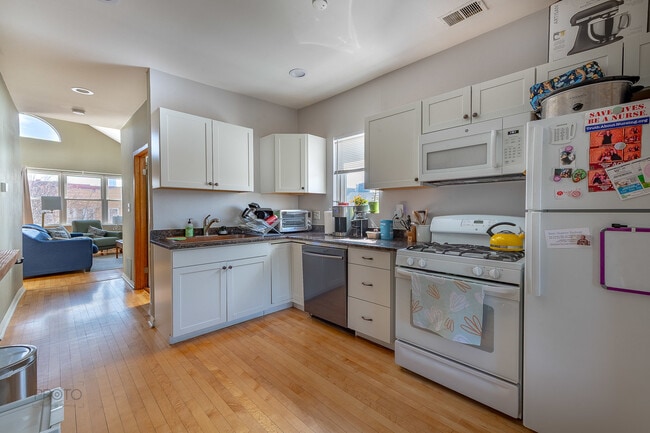 Building Photo - 530 N Ashland Ave