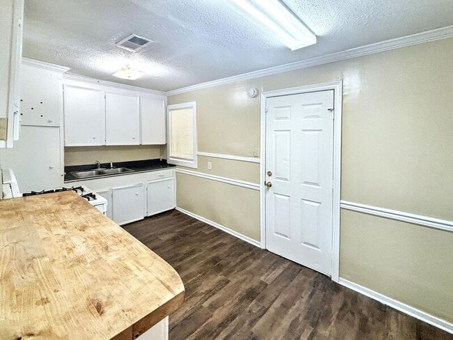 Building Photo - 3514 Hines St