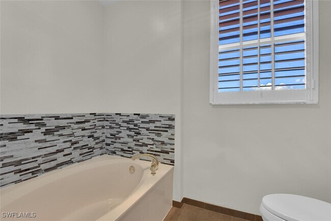 Building Photo - 2000 Royal Marco Way