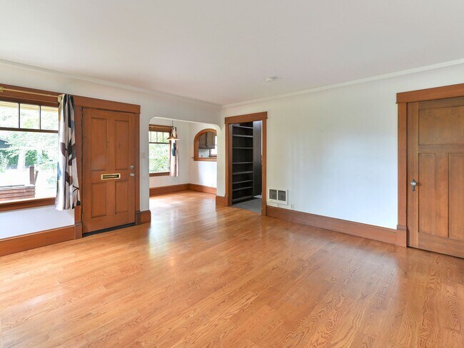 Building Photo - Application Approved - Charming 4-bed 2 ba...