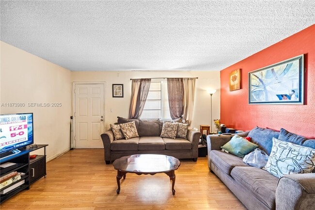 Foto del edificio - 301 NW 177th St