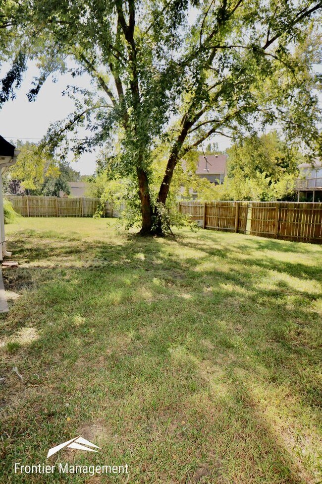 Foto del edificio - 3211 Valleywood Dr