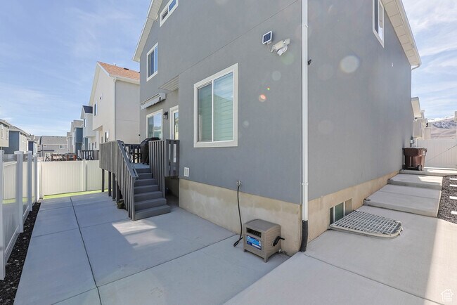 Building Photo - 4713 E Lk Cor Dr