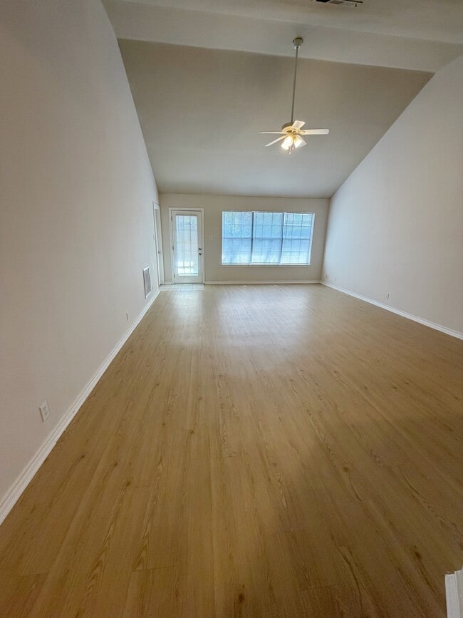 Living Area - 307 Sunset Blvd