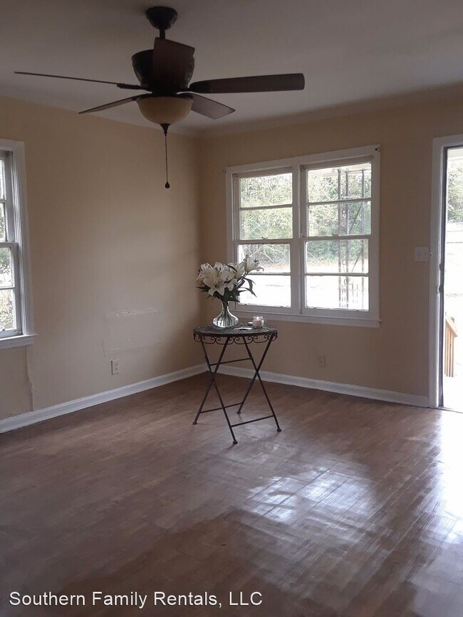 Building Photo - 3 br, 1 bath House - 204 Sawyer st
