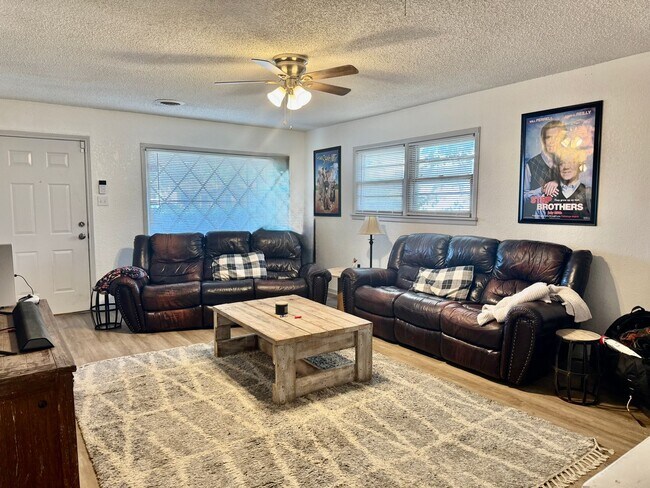 Foto del edificio - Updates Coming! Adorable 3 Bedroom Home Ne...